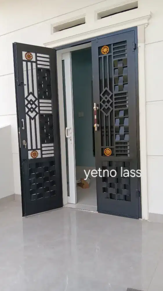 Pintu besi mimimalis Buka 2 Daun