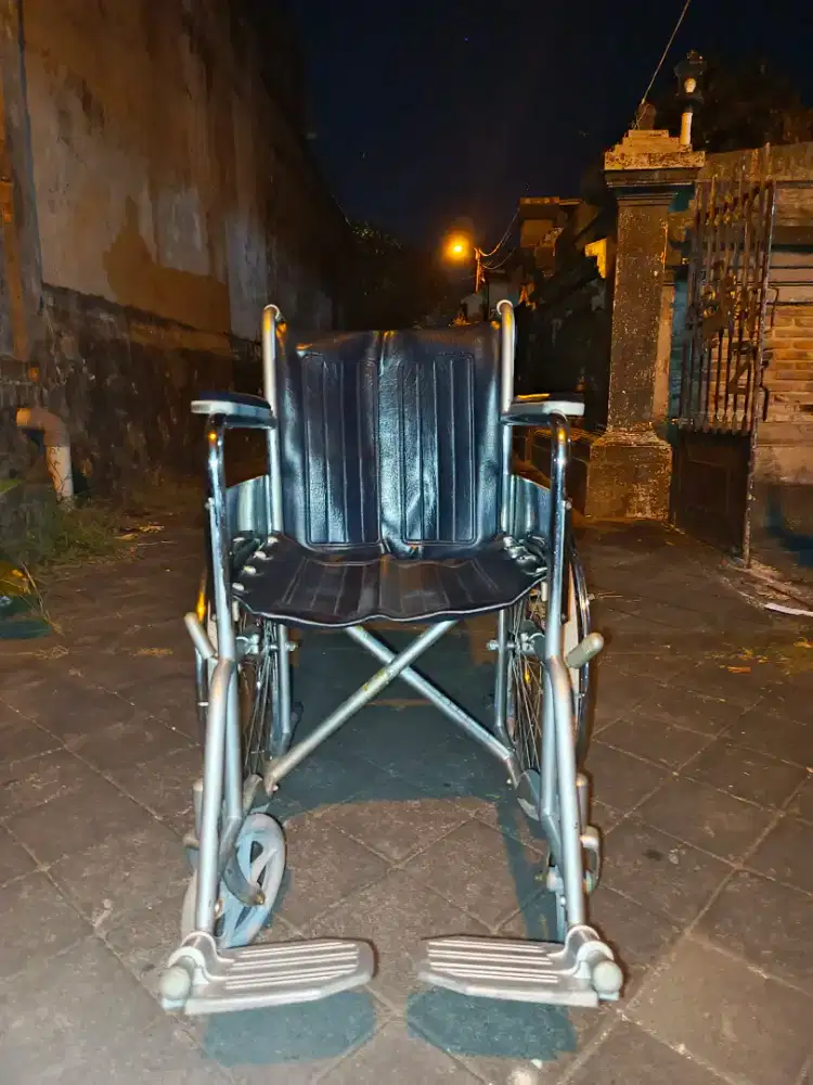 Kursi roda bekas-baik