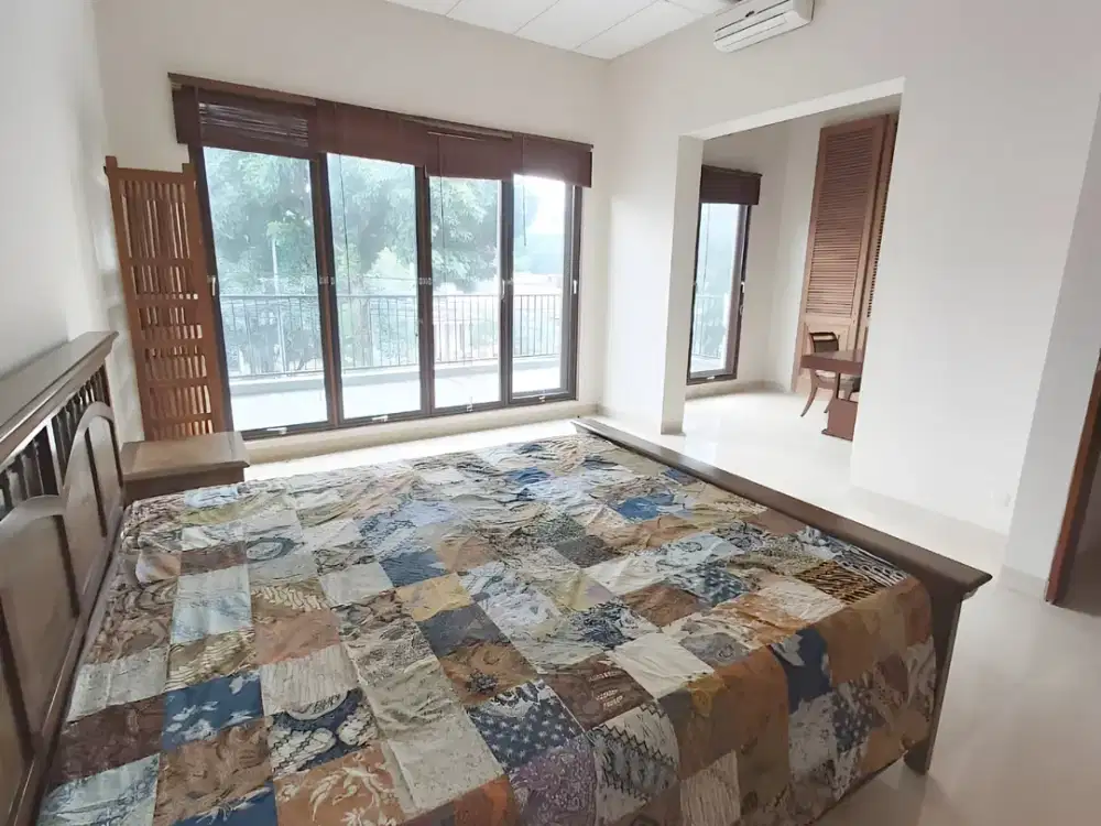 Sewa Rumah Tropikal 2 Lantai di Kemang Selatan Semi Furnished