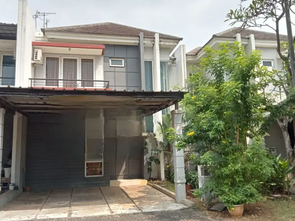 Disewakan Rumah Depan Taman Siap Huni