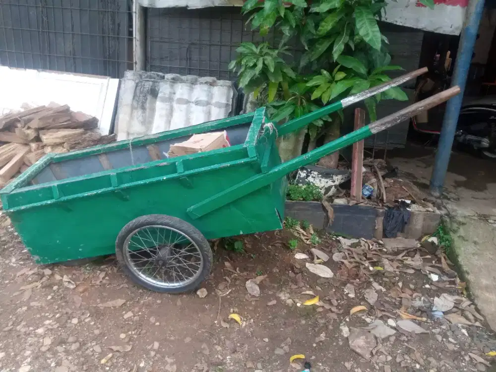 Bismillah gerobak dijual  kondisi baik tidak ada yg patah