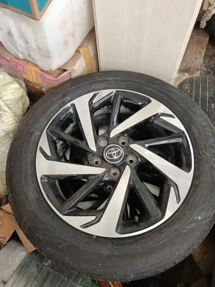 Jual cepat Velk ada 4 velk Toyota Rush R17 original ban 90%