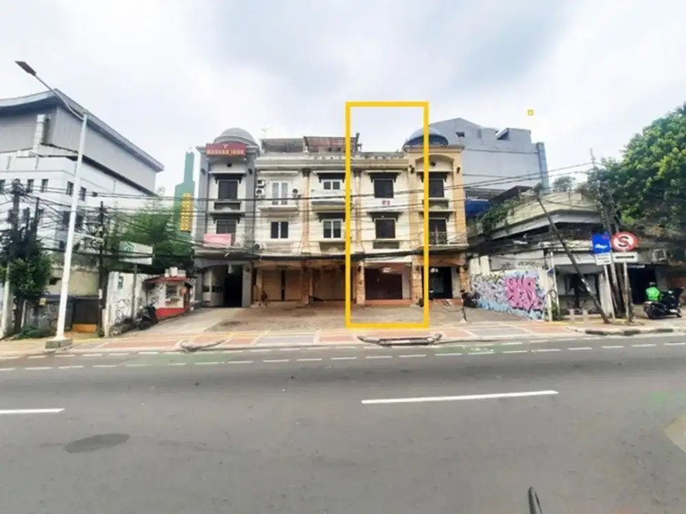 Disewakan Ruko 3 lantai , Luas 202m2 di Jl. Tebet Raya, Tebet Barat.