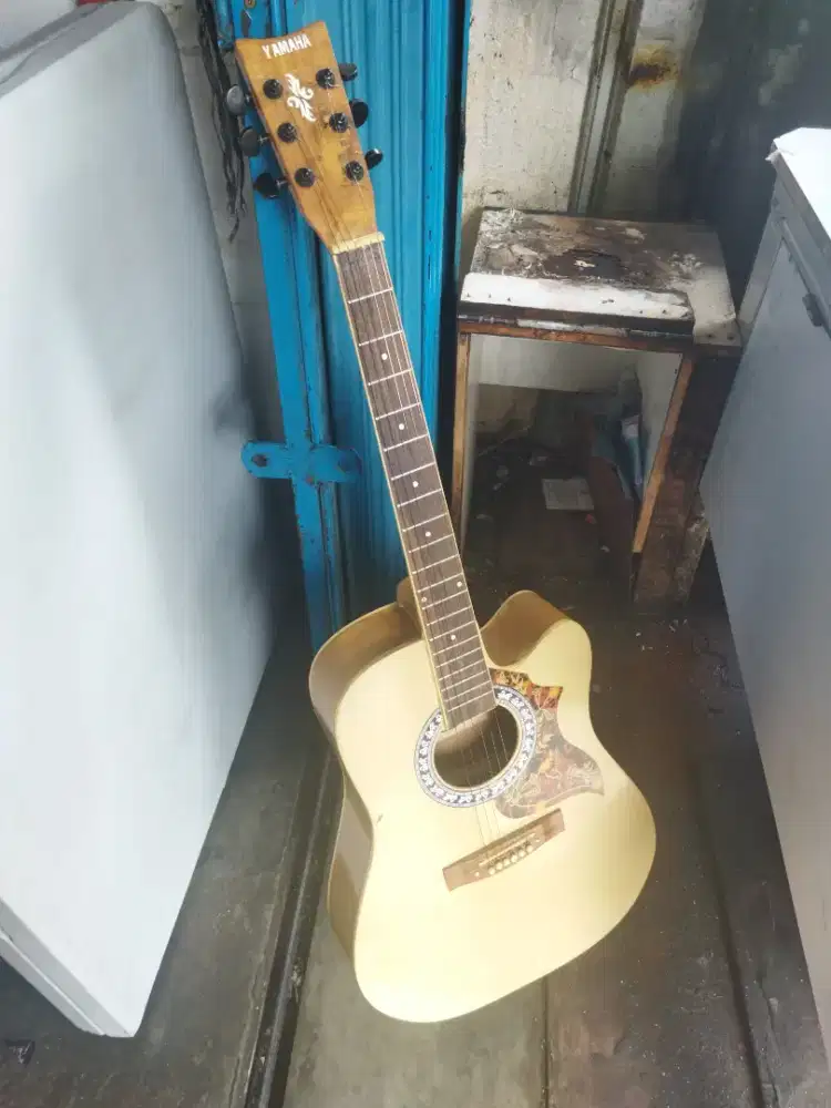 Gitar jumbo Yamaha mulus ceper senar