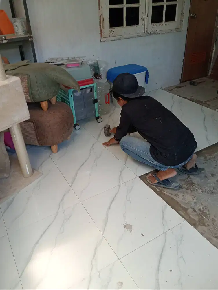 Tukang pasang granit dan kramik