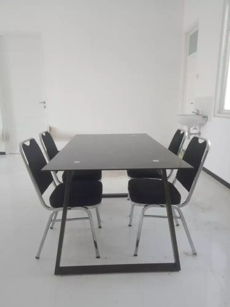Dijual Murah Meja dan Kursi Makan 1 Set