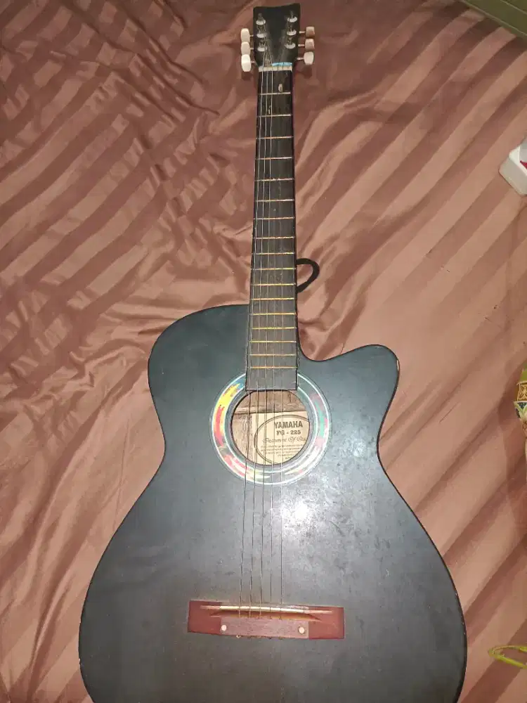 Gitar akustik yamaha