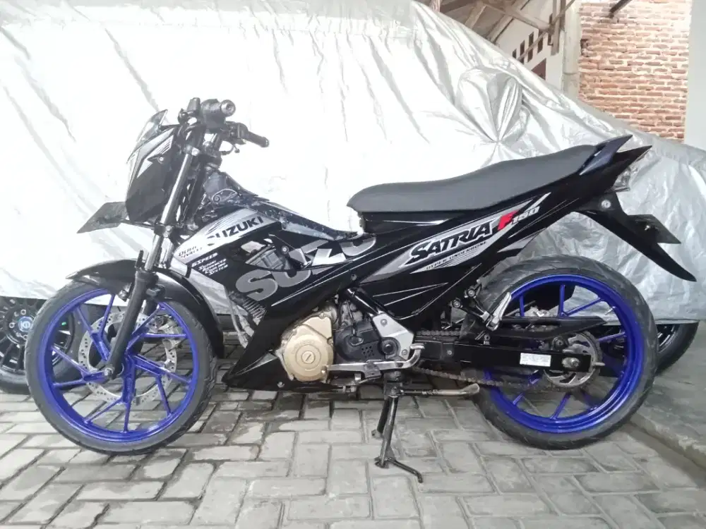 Suzuki satria black