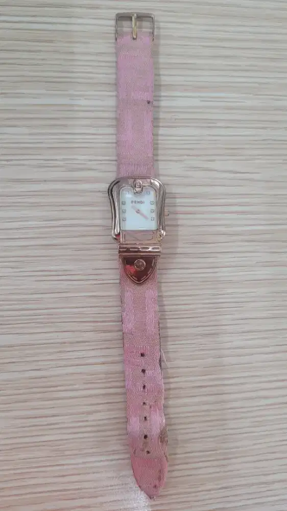 Jam Fendi mewah buat cewek