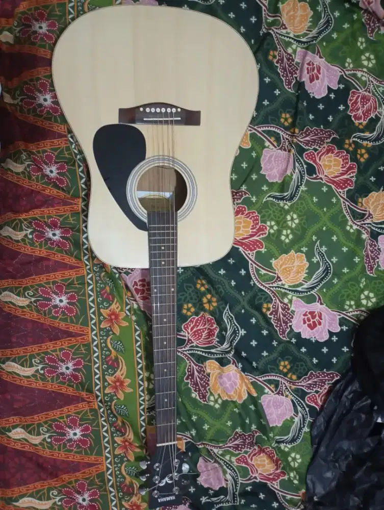 Gitar akustik elektrik yamaha F 310