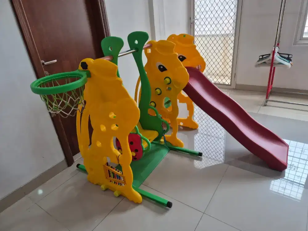 Mainan anak perosotan