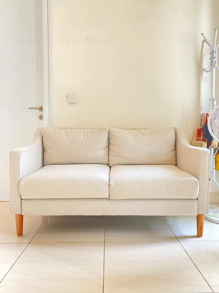 Dijual sofa 2 seater kondisi seperti baru