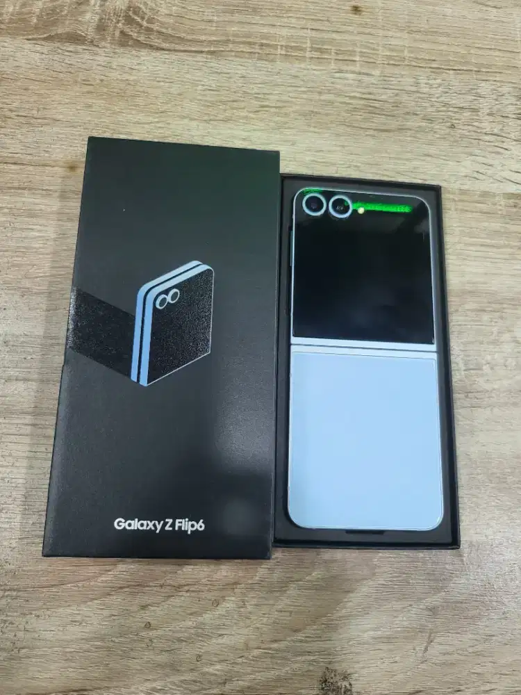 Samsung flip 6 256GB Like new