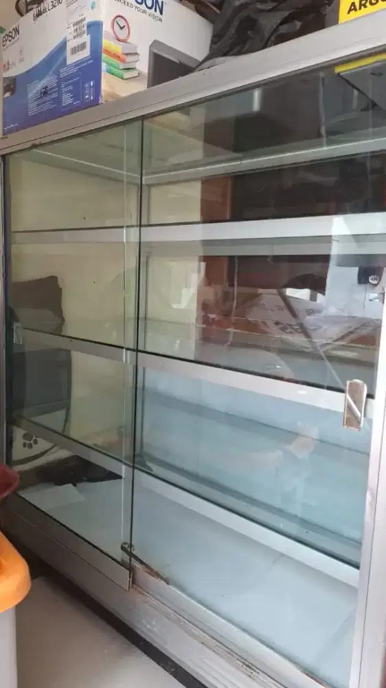 Etalase kaca bekas