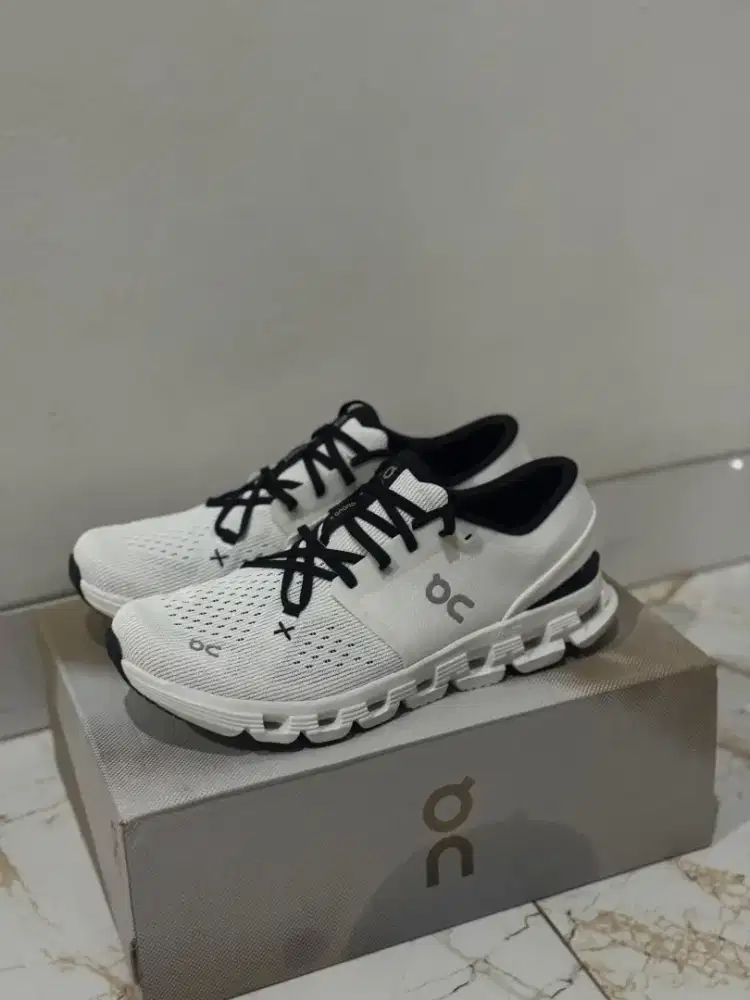 Sepatu Running On Cloud X4 Ivory Black