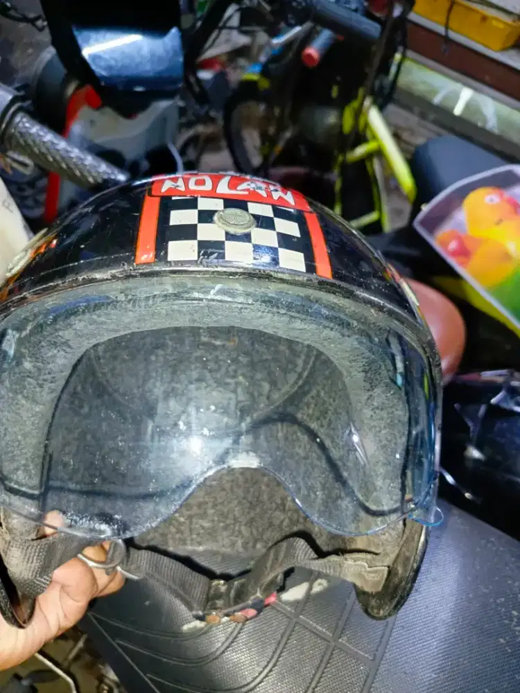 Helm nolan bahan