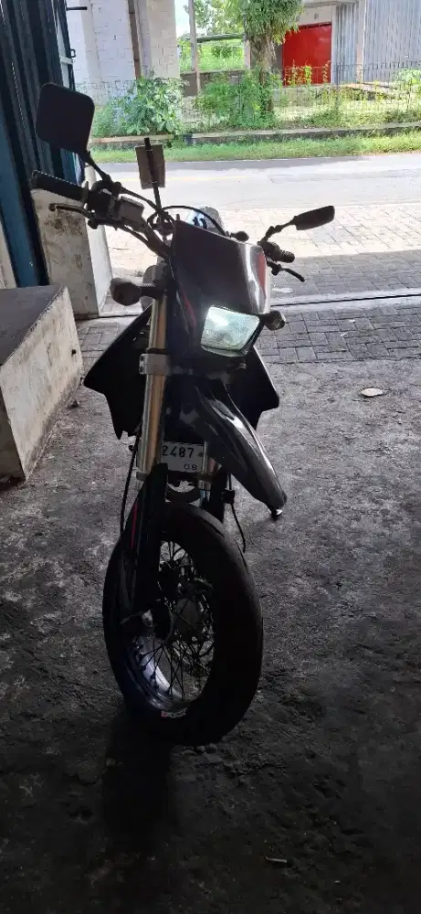 Suzuki drz400sm 2008 bekas