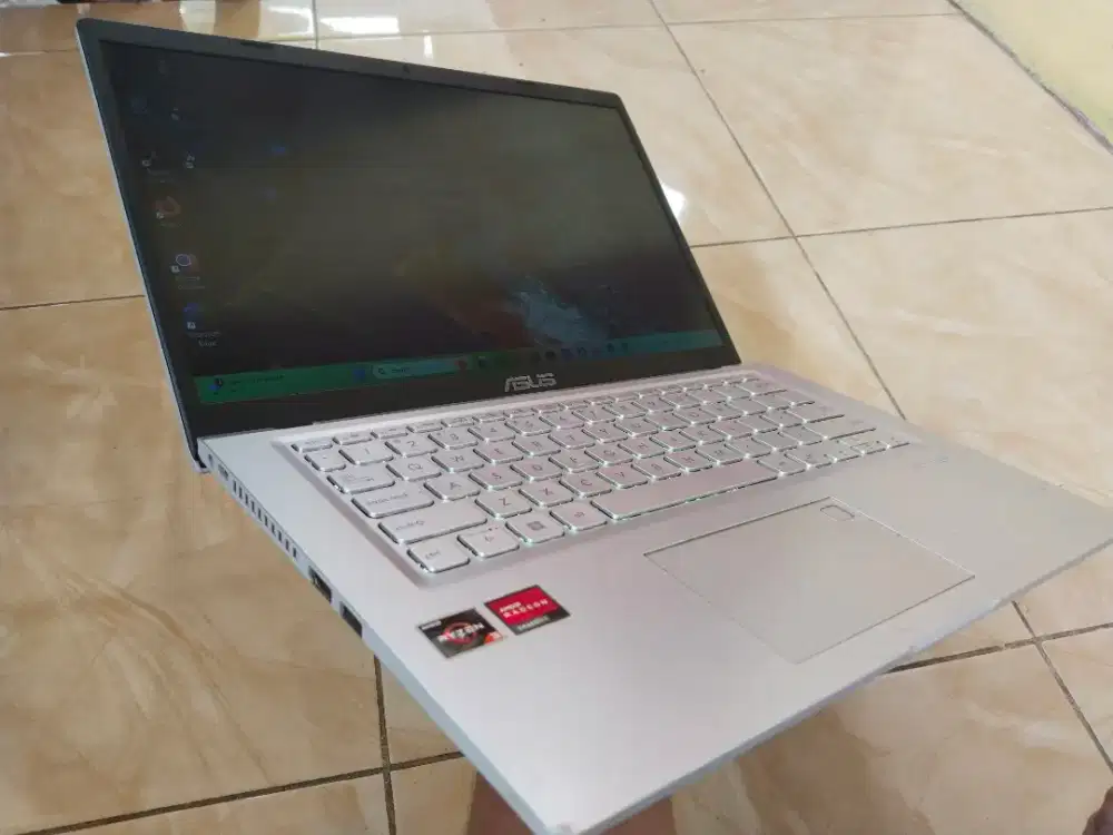 Dijual laptop Asus Vivobook RYZEN 3-3250U ram 8GB DDR4 SSD 256GB WIN11