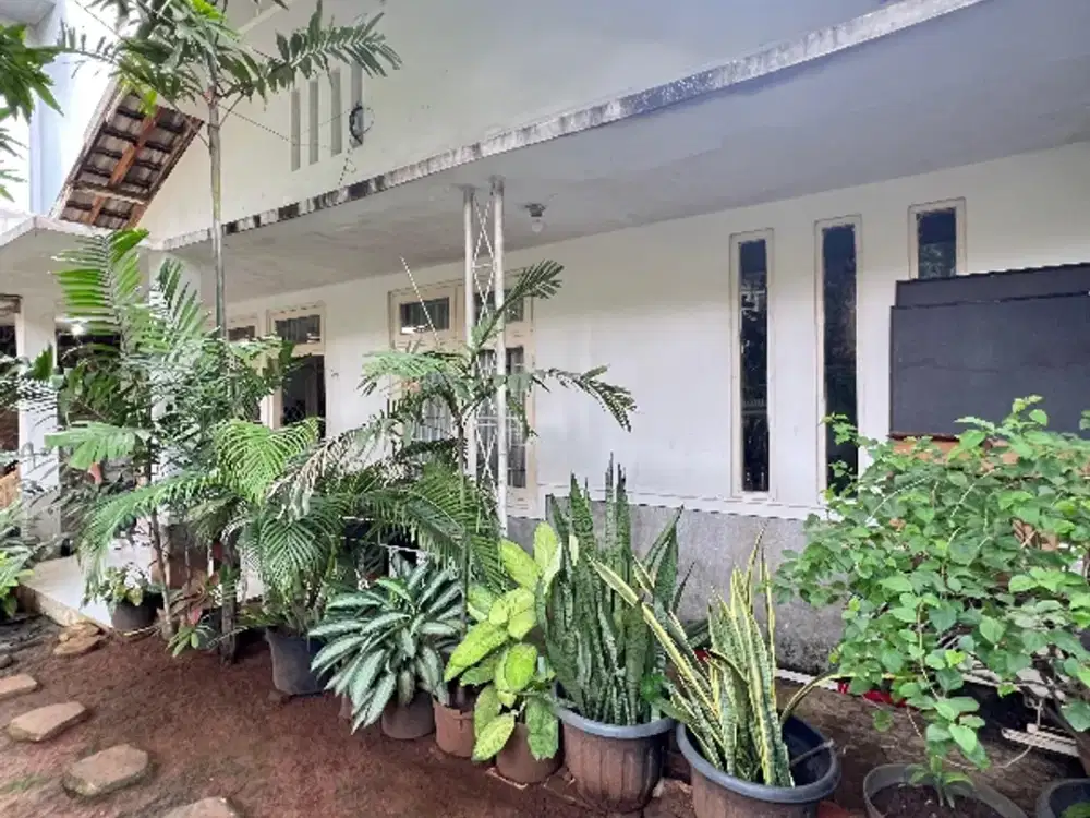 Dijual rumah lama dlm komp jln lebar lingkungan tenang di keb baru