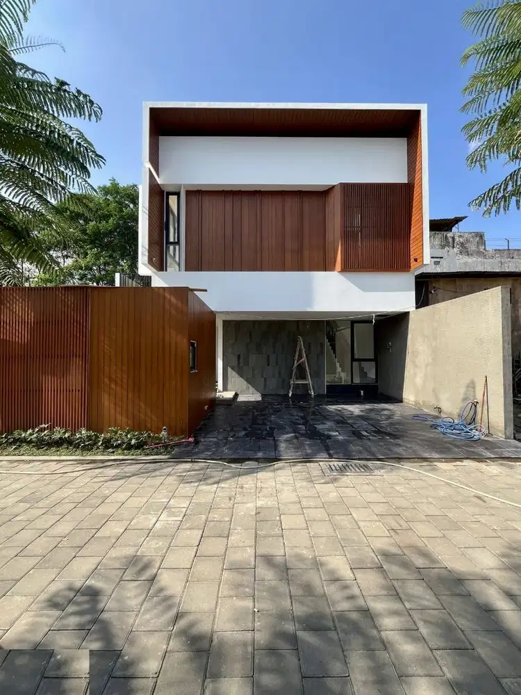 Dijual Rumah Baru dengan Kolam Renang di Condongcatur Belakang JIH
