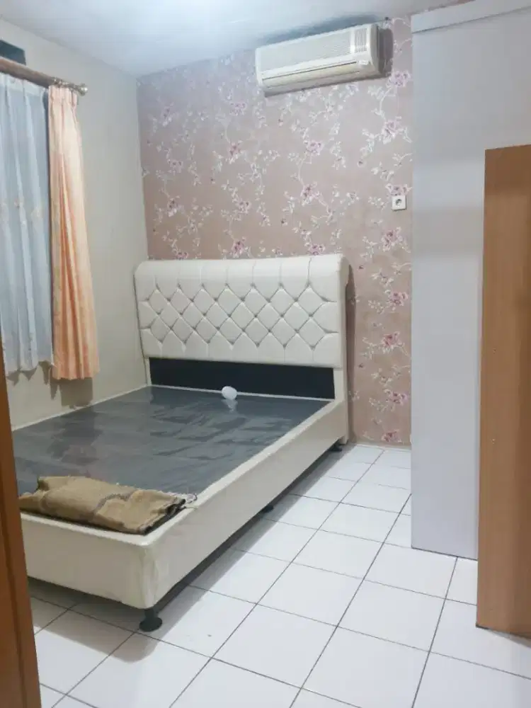 Dipan kayu dan sandaran