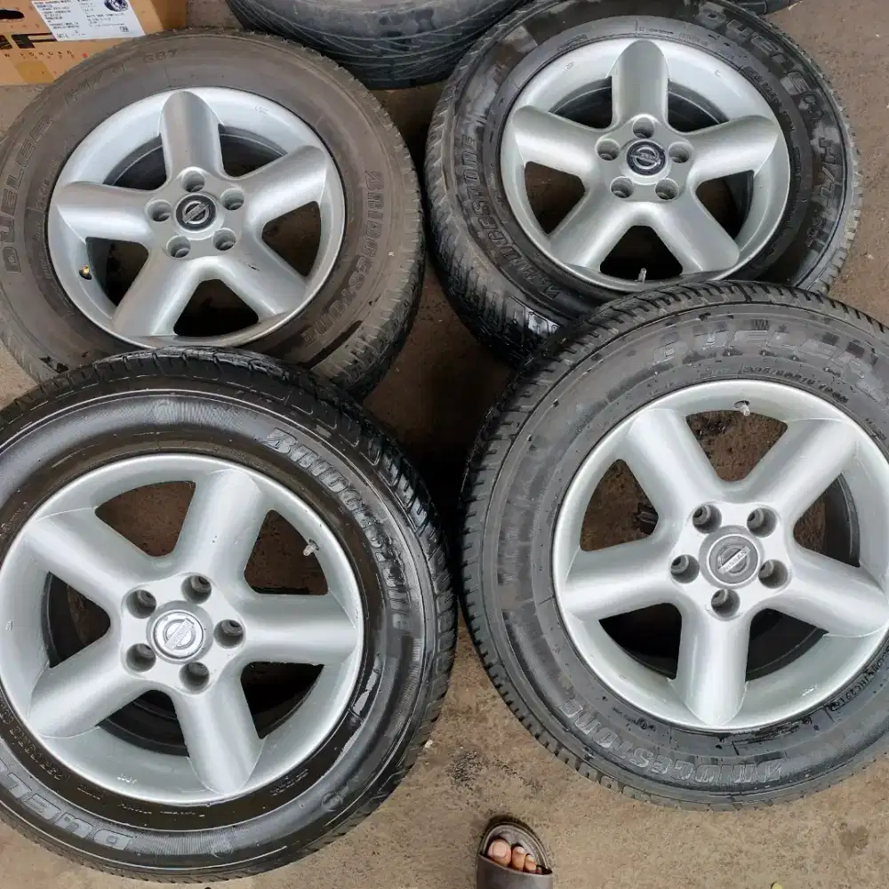 Velg original Nissan Xtrail ring 16 pcd 5x114,3 ban 235/60 R16