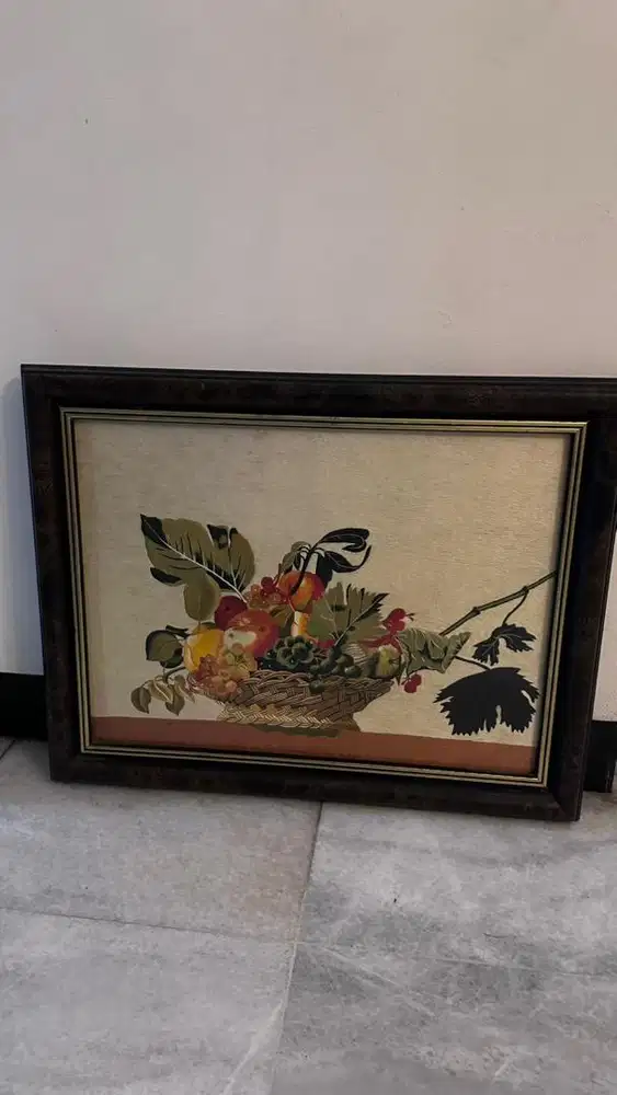 Hiasan dinding benang rajutan buah di dalam keranjang