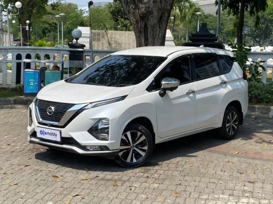 Low KM Nissan Livina 1.5 VL Bensin-AT 2019 Putih LKT