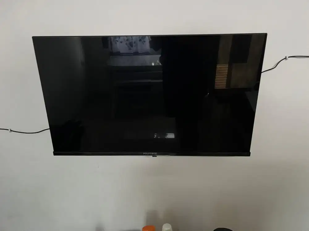 Jual aja smart tv polytron 32 inch masih gress no minus lengkap