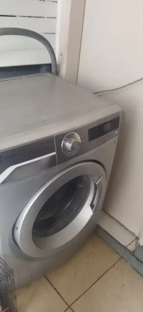 Mesin cuci elektrolux