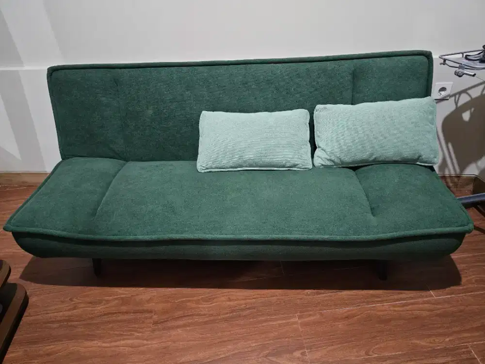 Dijual sofa bed Informa warna hijau plus 2 bantal