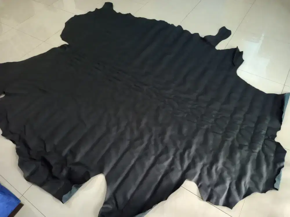 Kulit sapi asli ukuran 49 feet hitam.