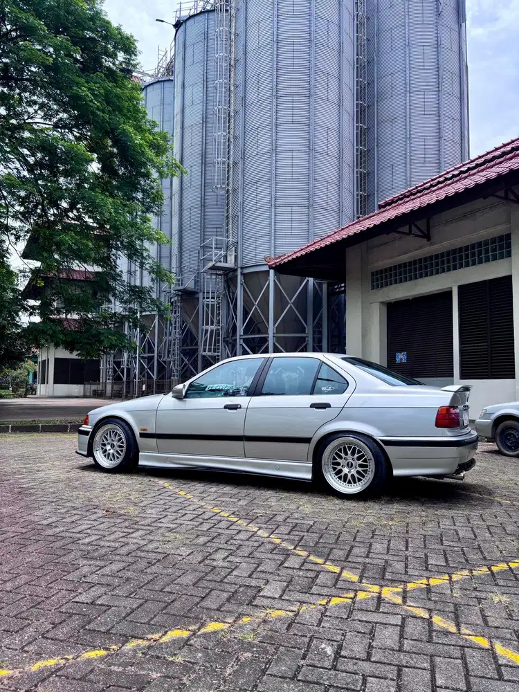 BMW 318i 1997 Bensin