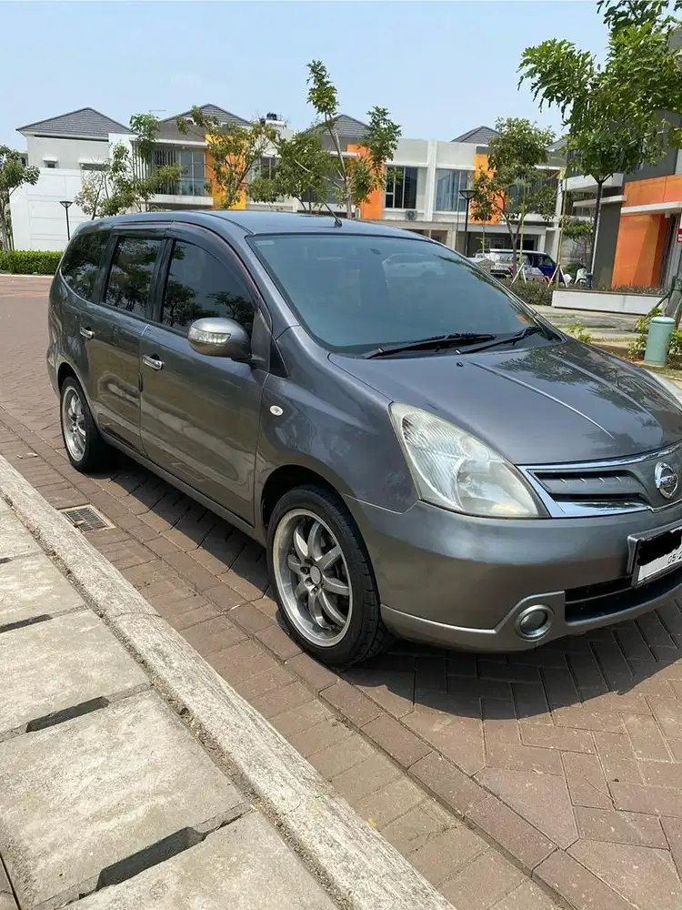 Dijual Mobil Grand Livina 1,5SV AT 2013