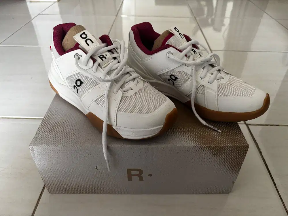 Sepatu On The Roger Clubhouse Pro Sekali Pakai