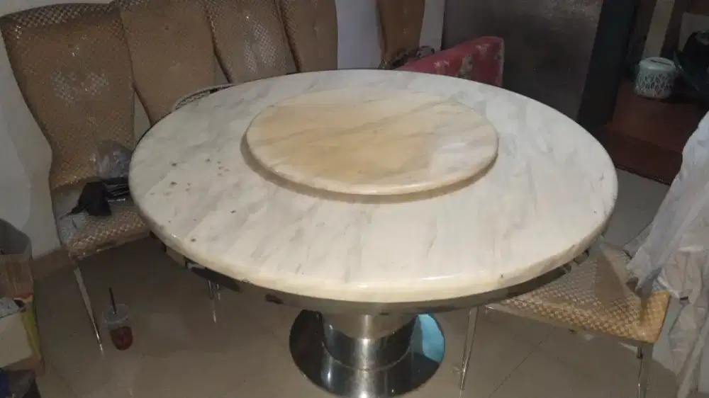 Meja makan bunder
