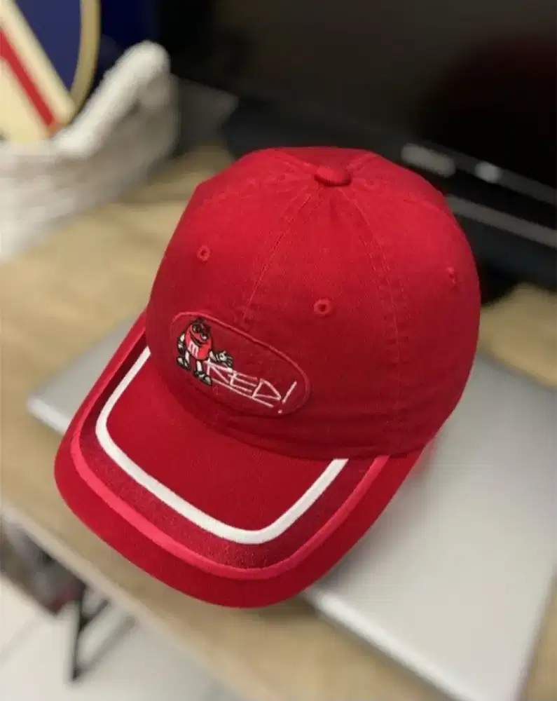 Topi character M&M world red ori bekas preloved