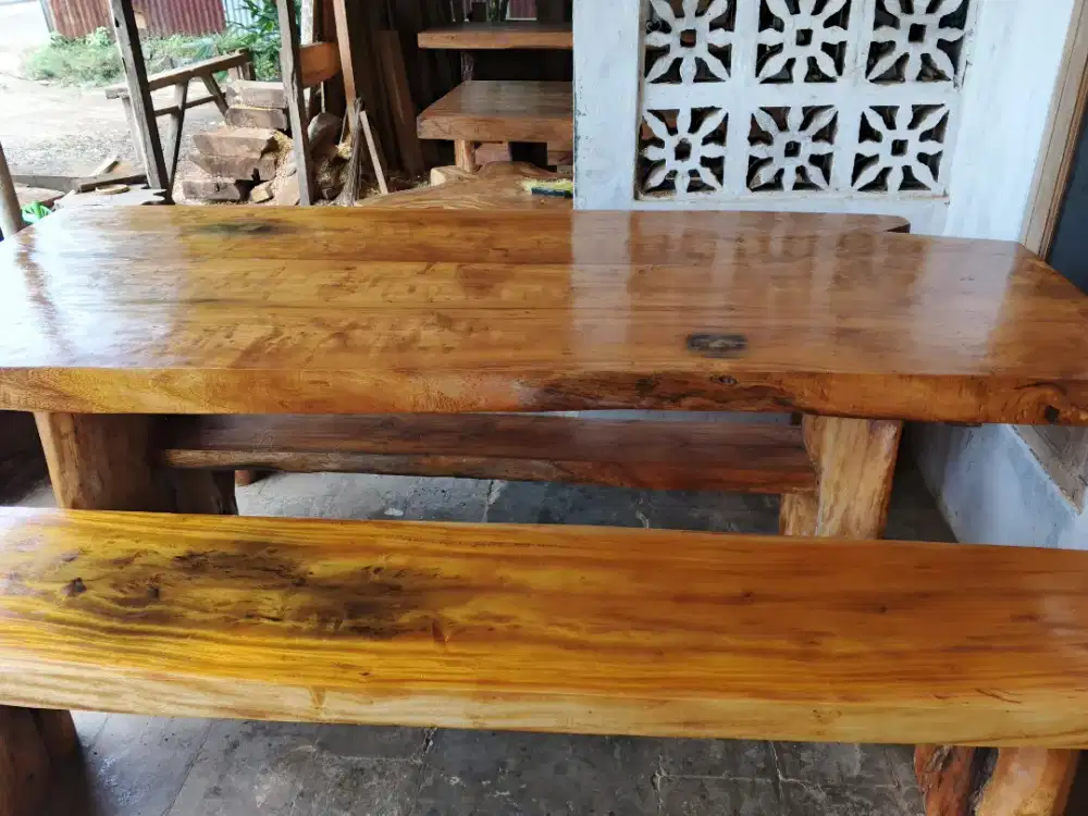 Meja makan antik teras