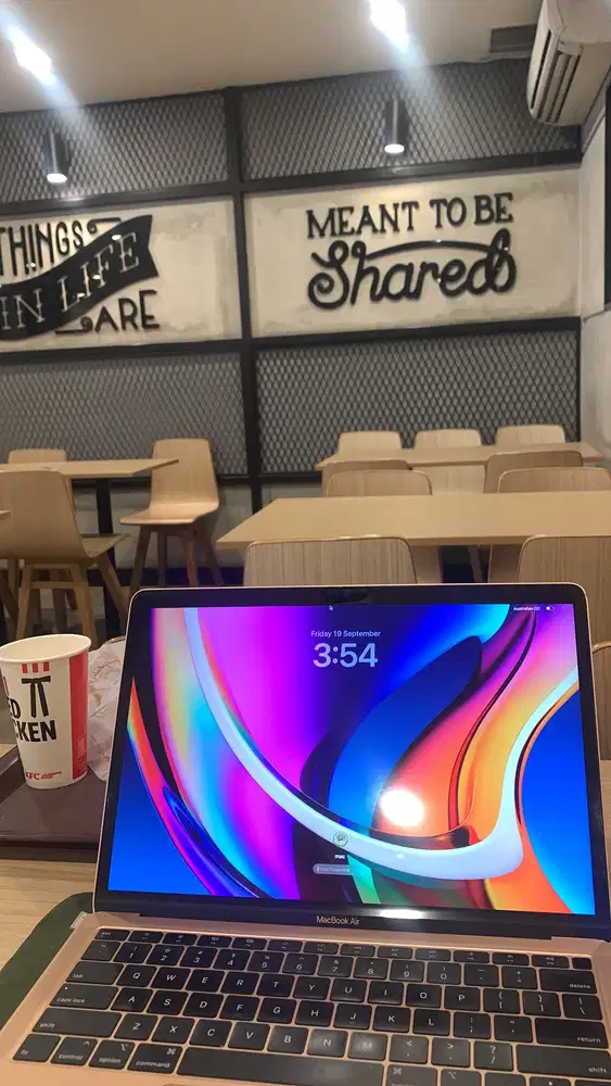 Jual MacBook Air Retina tahun 2018 Like New