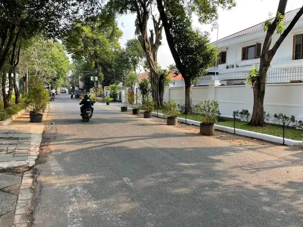 DIJUAL RUMAH BESAR SIAP HUNI DI KEMANG RAYA JAKARTA SELATAN