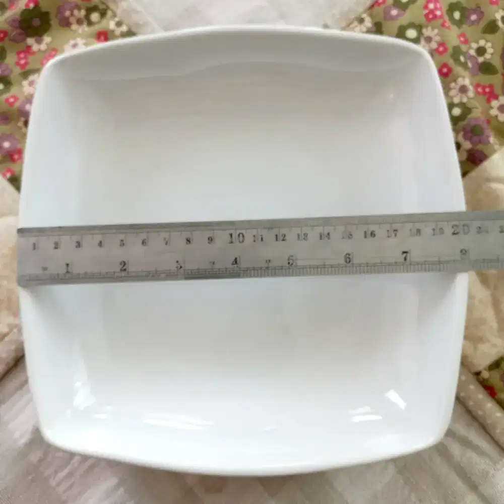 8 buah piring keramik untuk lauk model persegi 20cmx20cm, dalam 4 cm.