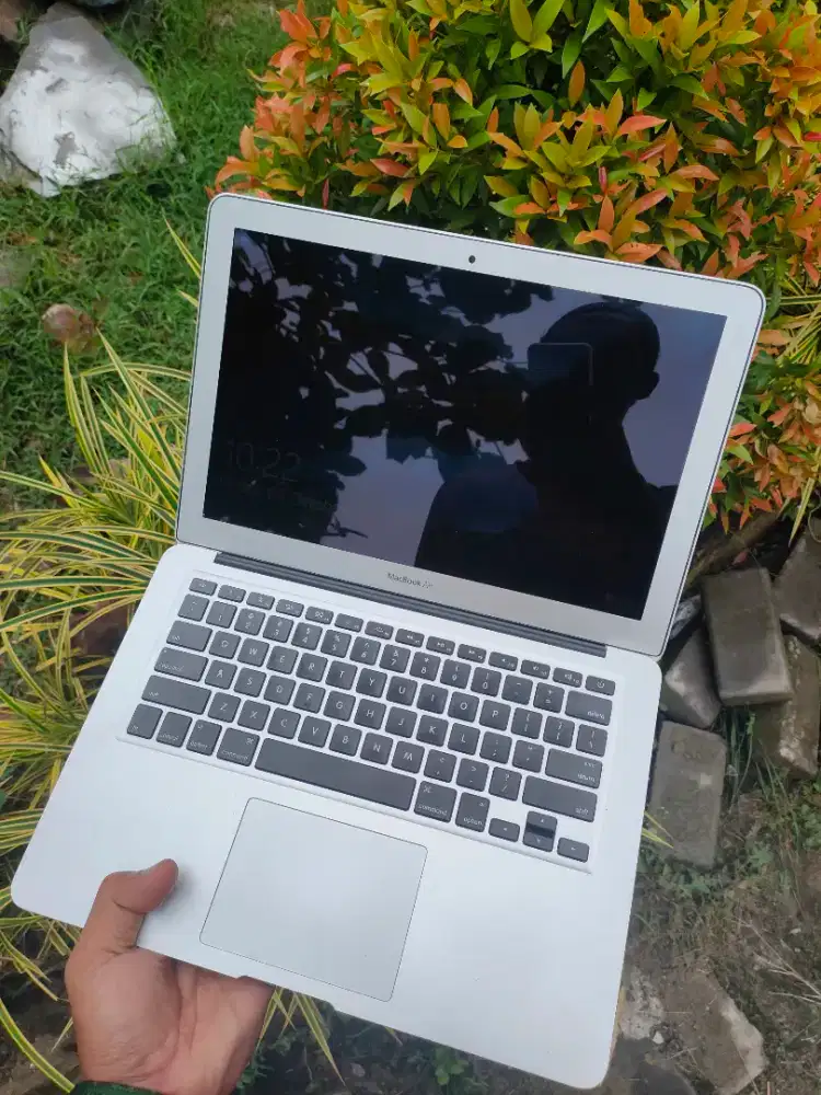 Macbook air core i5 ram8gb SSD normal