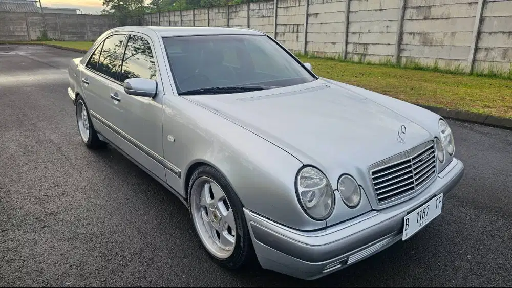 Mercedes-Benz New Eyes W210 E320 1997 Mesin 104 Mulus Bebas Laka BAnji