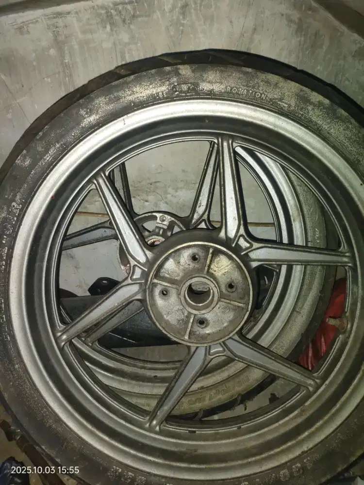 Velg racing tapak lebar