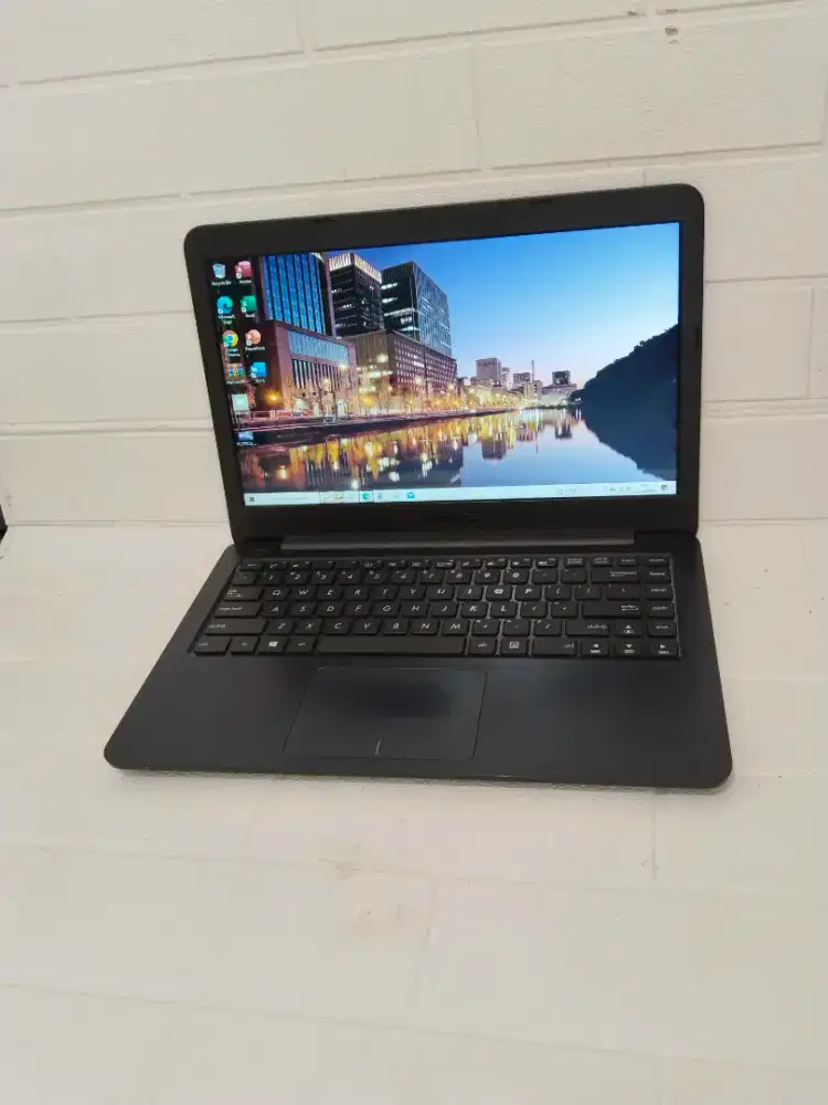Asus VivoBook E402YA
AMD E2 Gen 7015
Ram 4 GB / 500 GB