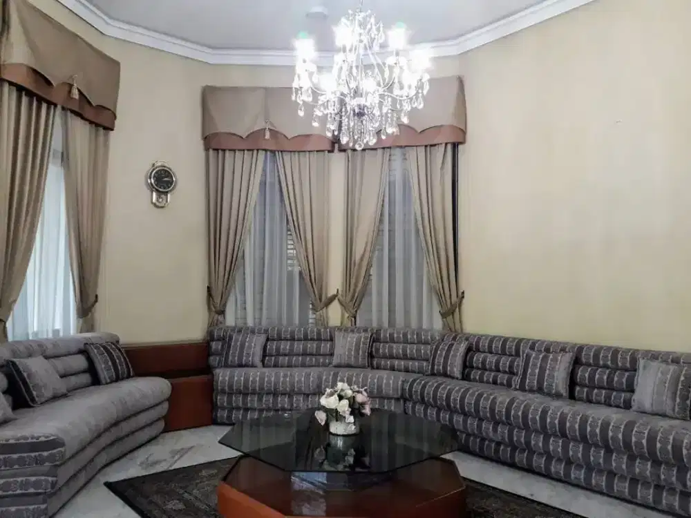 Raya Dharmahusada Rumah Bagus & Mewah Split level 3 lantai Sangat ter