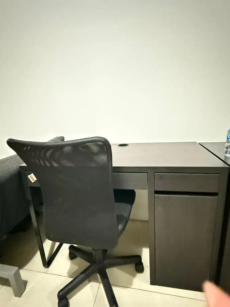 Set meja dan kursi kantor