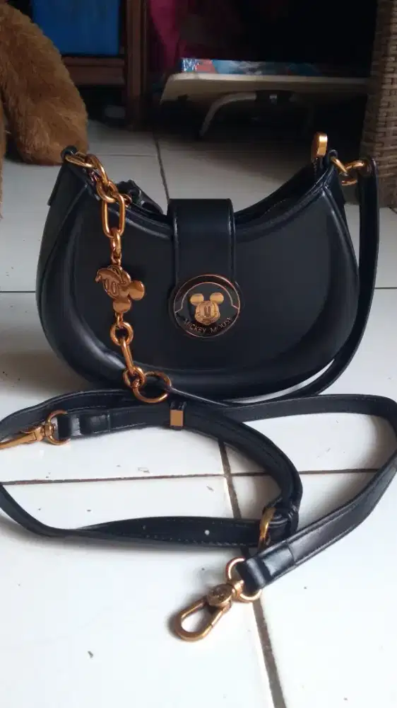 Jual tas dari brand mickey mouse ya. 150 ribuan aja. Ga nego. Nomines