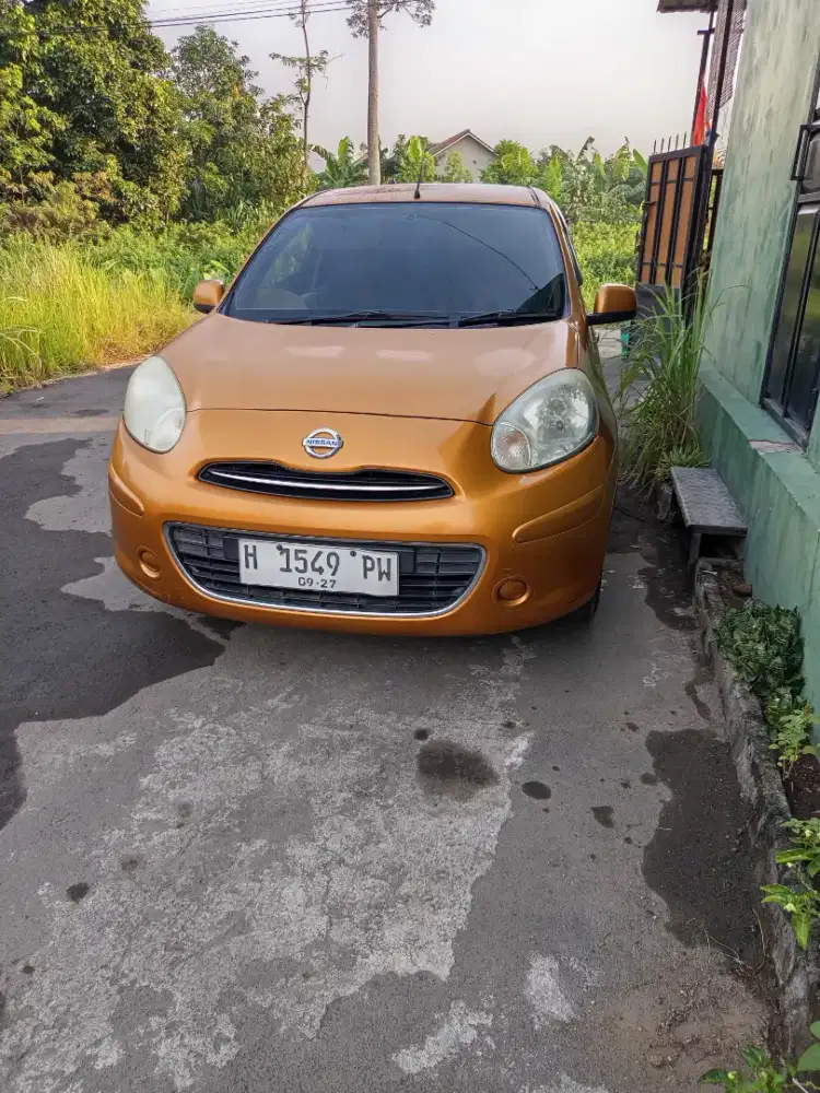 Jual nissan march 2012 warna emas
