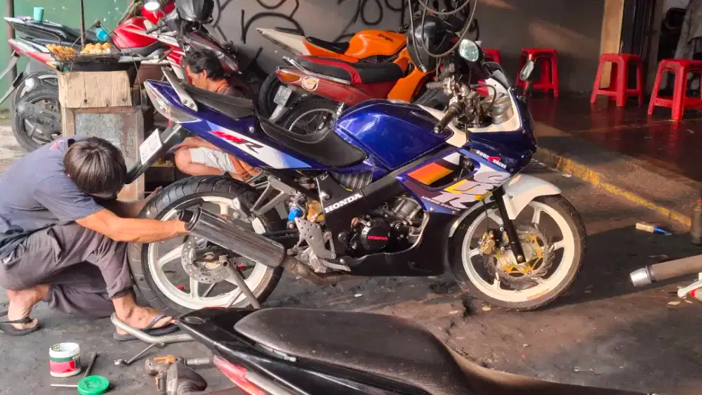 Honda CBR 150R CBU tahun 2006